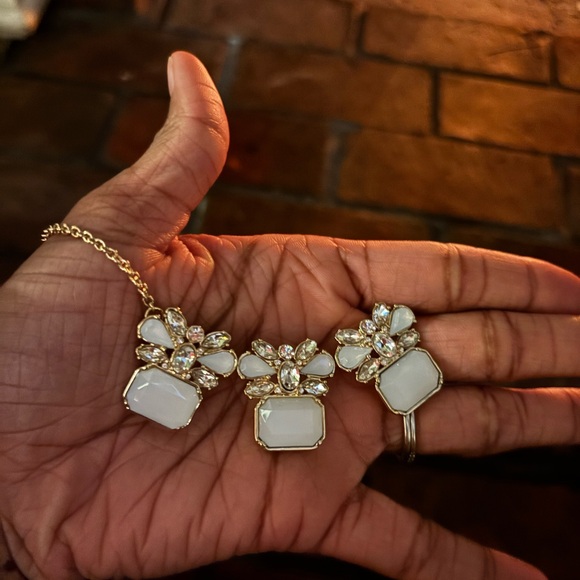 Banana Republic Gold and Cream Necklace Set - Picture 1 of 3